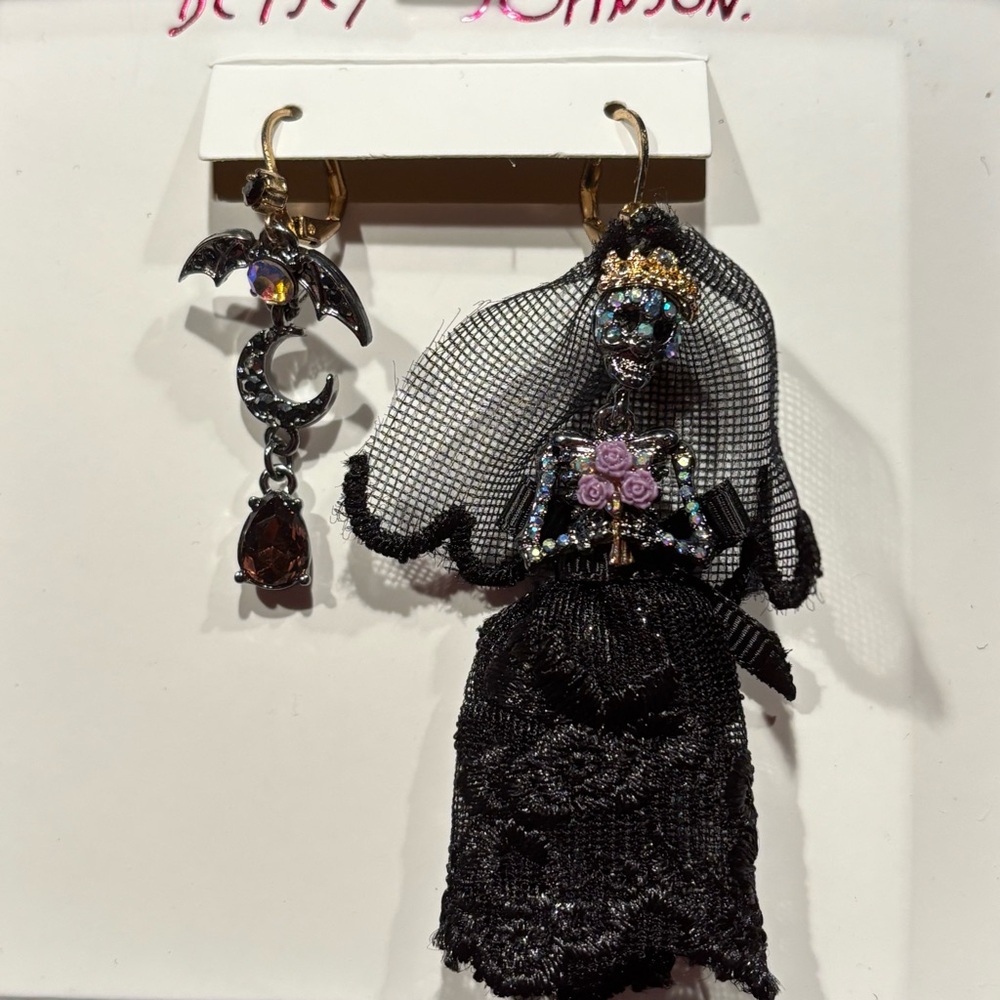 NWT Betsey Johnson Halloween Dark Magic Mismatched Skeleton Skull Bride Earrings - Picture 2 of 4